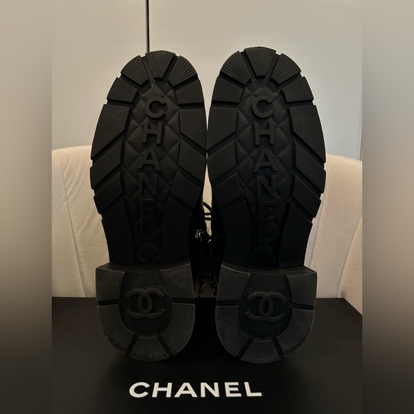 Chanel Shiny Lambskin Leather boots with CC chain - size 38C - Picture 11 of 15